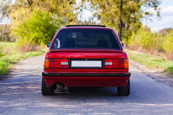 De achterkant van de oude, rode, Duitse auto — Stockfoto