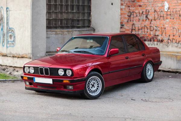 La parte delantera del viejo, rojo, coche alemán — Foto de Stock