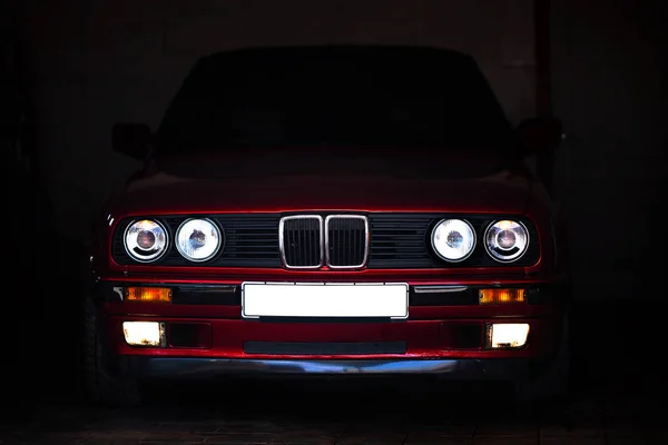 Garajda eski, kırmızı, Alman araba ön — Stok fotoğraf