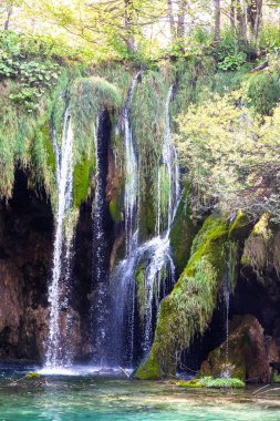 Taş yamaçların üzerine büyük bir şelaleden düşen su, Plitvice Gölleri