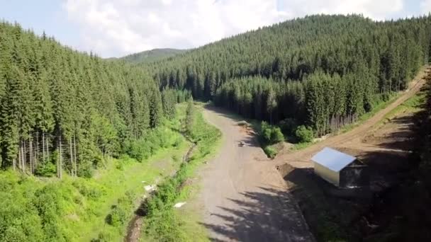 Vista aérea en el camino de tierra que va alto en las montañas — Vídeos de Stock