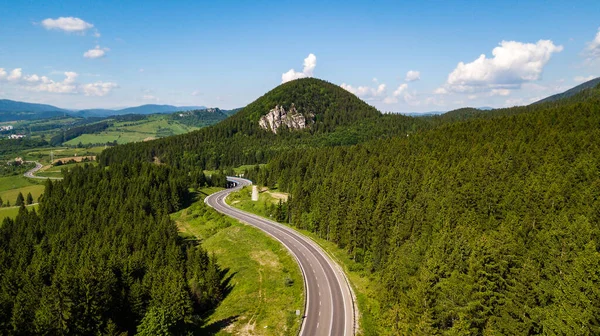 Vue aérienne depuis les hauteurs de la route qui traverse les montagnes slovaques — Photo