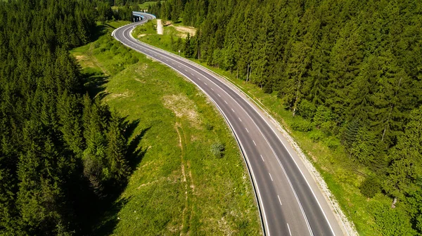 Vue aérienne depuis les hauteurs de la route qui traverse les montagnes slovaques — Photo