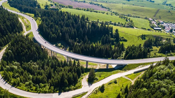 Veduta aerea dalle altezze della strada che attraversa le montagne slovacche — Foto Stock