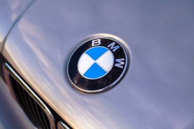 KYIV, UKRAINE - 21 Mayıs 2020: klasik gri bir arabanın BMW amblemi.