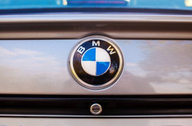 KYIV, UKRAINE - 21 Mayıs 2020: klasik gri bir arabanın BMW amblemi.