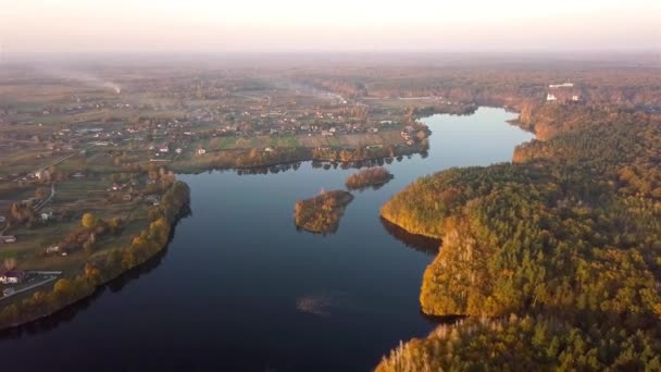 Vue aérienne du village près du réservoir sur la rivière Teterev, Ukraine, en automne 