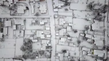 Kışın Ukrayna 'nın yoksul bölgelerindeki evlerin havadan görünüşü