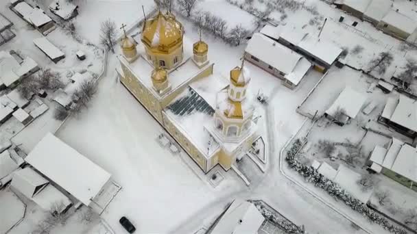 Luchtfoto Van Een Kerk Een Kleine Oekraïense Stad Winter Tijdens — Stockvideo