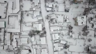Kışın Ukrayna 'nın yoksul bölgelerindeki evlerin havadan görünüşü