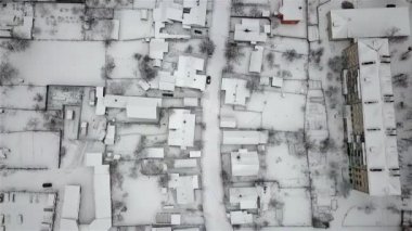 Kışın Ukrayna 'nın yoksul bölgelerindeki evlerin havadan görünüşü