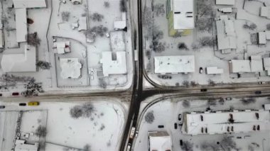 Ukrayna 'nın yoksul bölgelerinde, kışın bir köyde karlı bir yol manzarası