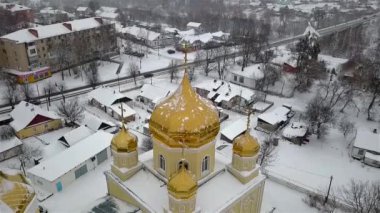 Kilisenin altın kubbesinin Ukrayna 'nın Emilcheno kasabasındaki havadan görünüşü.