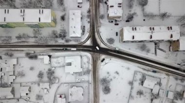 Ukrayna 'nın yoksul bölgelerinde, kışın bir köyde karlı bir yol manzarası