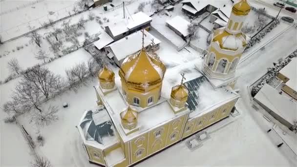 Letecký Pohled Zlatou Kopuli Kostela Zblízka Ukrajinském Městě Emilcheno — Stock video