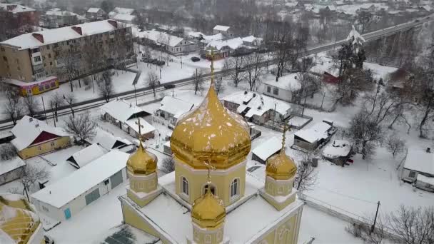 Luftaufnahme Der Goldenen Kuppel Der Kirche Der Ukrainischen Stadt Emilcheno — Stockvideo