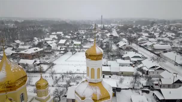 Vista Aérea Cúpula Dorada Iglesia Cerca Ciudad Ucraniana Emilcheno — Vídeo de stock