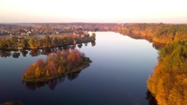 Sonbaharda Ukrayna 'daki Teterev nehrinin yanındaki köyün havadan görüntüsü.