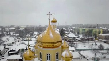 Kilisenin altın kubbesinin Ukrayna 'nın Emilcheno kasabasındaki havadan görünüşü.