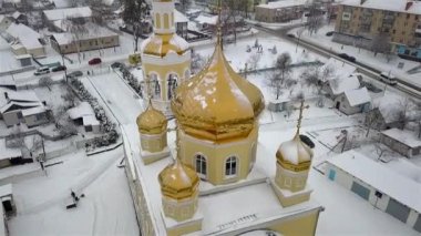 Kilisenin altın kubbesinin Ukrayna 'nın Emilcheno kasabasındaki havadan görünüşü.