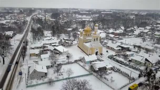 Vista Aérea Del Panorama Ciudad Ucraniana Con Una Iglesia Invierno — Vídeos de Stock