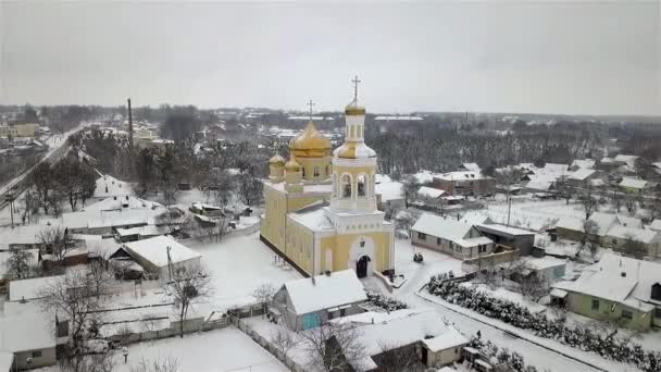 Letecký Pohled Panorama Ukrajinského Města Kostelem Zimě Během Sněžení — Stock video