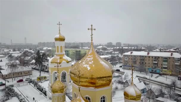 Letecký Pohled Zlatou Kopuli Kostela Zblízka Ukrajinském Městě Emilcheno — Stock video