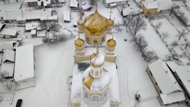 Letecký Pohled Zlatou Kopuli Kostela Zblízka Ukrajinském Městě Emilcheno — Stock video