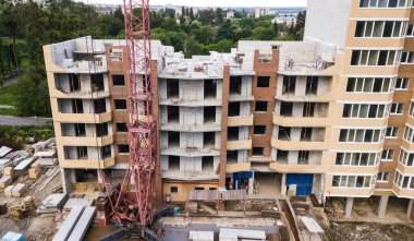 Çok katlı yeni bir binanın havadan görünüşü.