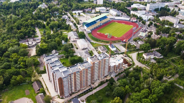Flygfoto Flervåningshus Konstruktion Med Fotbollsplan Bakgrunden — Stockfoto