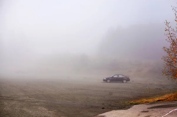 Black Car Parked Top Mountain Heavy Fog — Stock Photo, Image