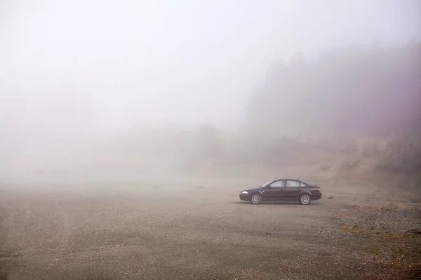 Black Car Parked Top Mountain Heavy Fog — Stock Photo, Image