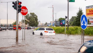 Dolny Kubin, Slovakya Cumhuriyeti - 16 Temmuz 2019: Lüks beyaz araba kavşakta bir yağmur fırtınası sırasında sular altında kaldı.