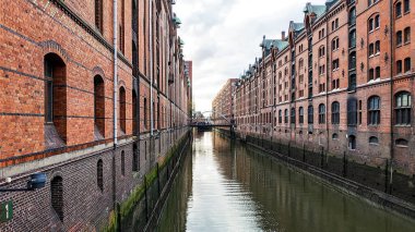 Hamburg liman şehrinde su kanalı.
