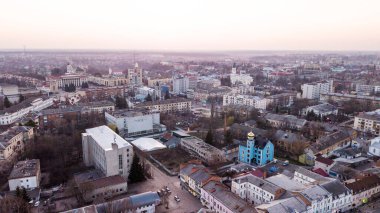Zhytomyr, Ukrayna - 9 Nisan 2018: Ukrayna 'nın küçük bir şehrinde merkez yol kavşağı.