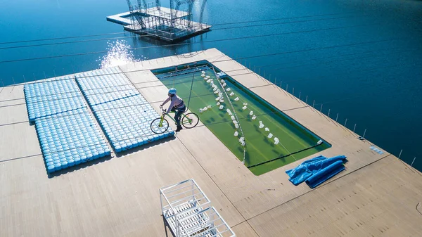 Veduta Aerea Una Ragazza Bicicletta Attraverso Lago Filo Spinato — Foto Stock