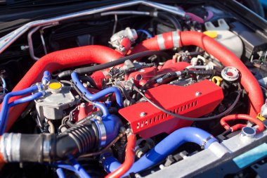 Kırmızı emme elementli spor motor bir spor arabaya yaklaş.