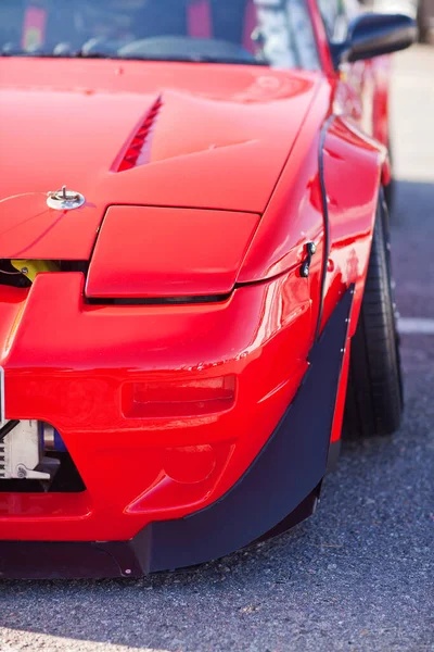 Kapalı Farlı Kırmızı Bir Spor Arabanın Önünde — Stok fotoğraf