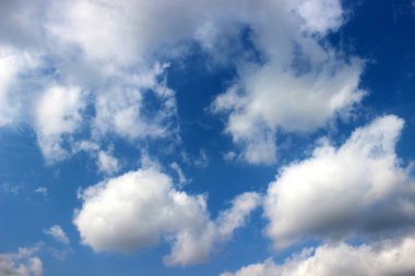 Güneşli gökyüzü ve bulutlar