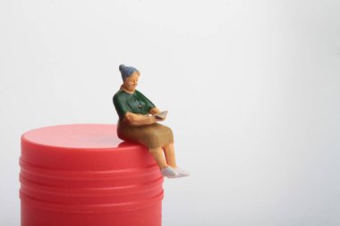 minyatür figürler insanların bir gazete ya da bir kitap okuma