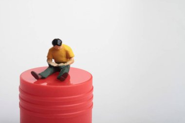 minyatür figürler insanların bir gazete ya da bir kitap okuma