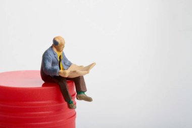 minyatür figürler insanların bir gazete ya da bir kitap okuma