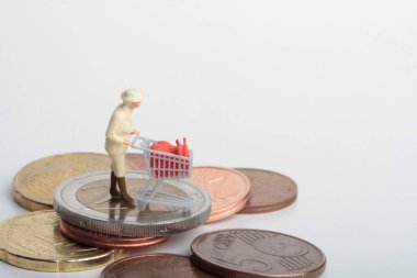 insanlar minyatür sepeti için alışveriş ve para paralar ile