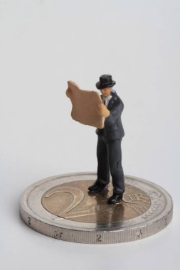 insanlar Minyatürler dev 2 euro sikke üzerinde bir gazete okuyor