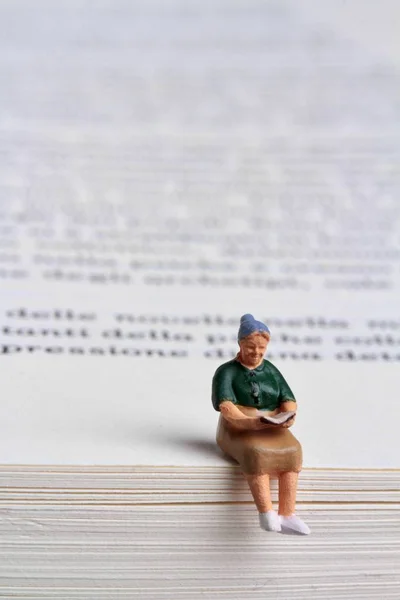 Miniaturfigur Von Menschen Die Auf Einer Buchseite Stehend Lesen — Stockfoto