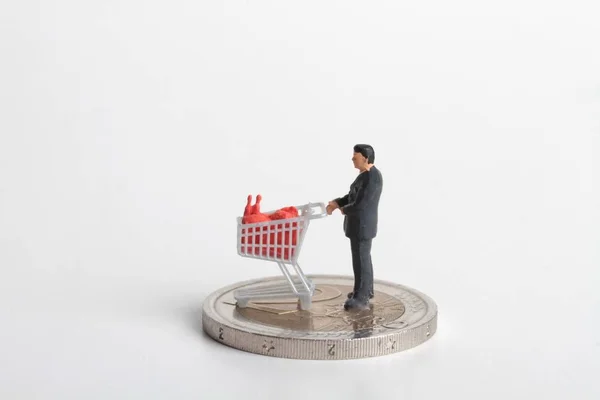 Pessoas Miniatura Com Carrinho Para Compras Moedas Dinheiro — Fotografia de Stock