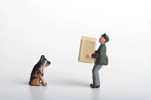 Миниатюра Почтальона Перед Собакой — стоковое фото