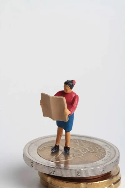 Miniaturen Van Mensen Het Lezen Van Een Krant Een Gigantische — Stockfoto