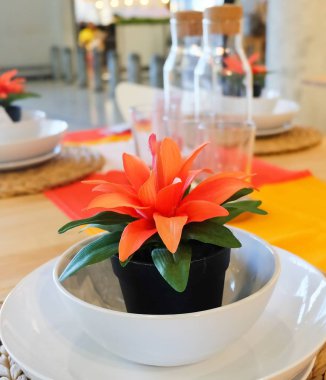 Güzel Yapay ağaç ev ve bina dekorasyon için saksı içinde portakal çiçeği ile.