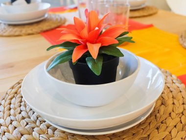 Güzel Yapay ağaç ev ve bina dekorasyon için saksı içinde portakal çiçeği ile.